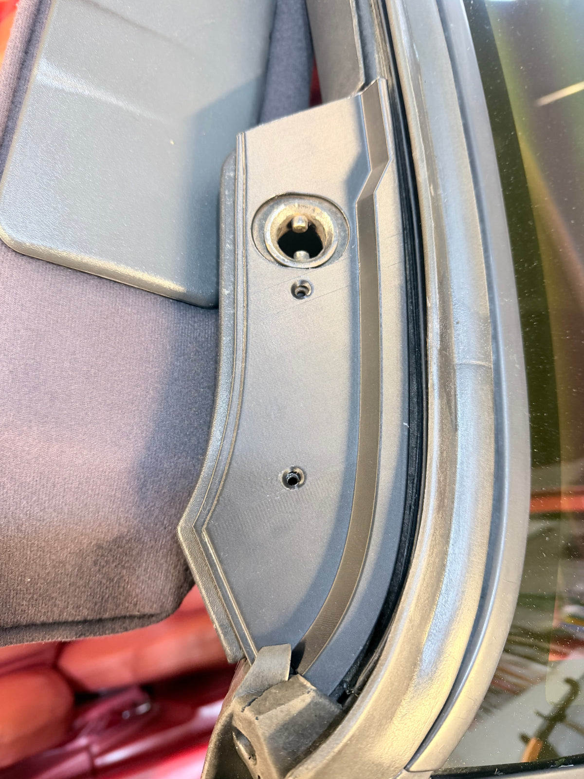Dekselplate for kalesjefeste montert på Corvette C4 Convertible – 3D-printet erstatning for GM 14092642