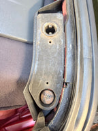 Original dekselplate for kalesjefeste på Corvette C4 Convertible før bytte